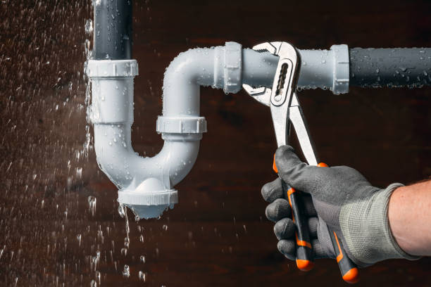 Professional Emergency Plumber technician working in Belmont, CA